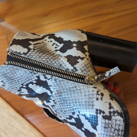Aldo Booties with Snake Pattern 7.5 - Picture 3 of 6